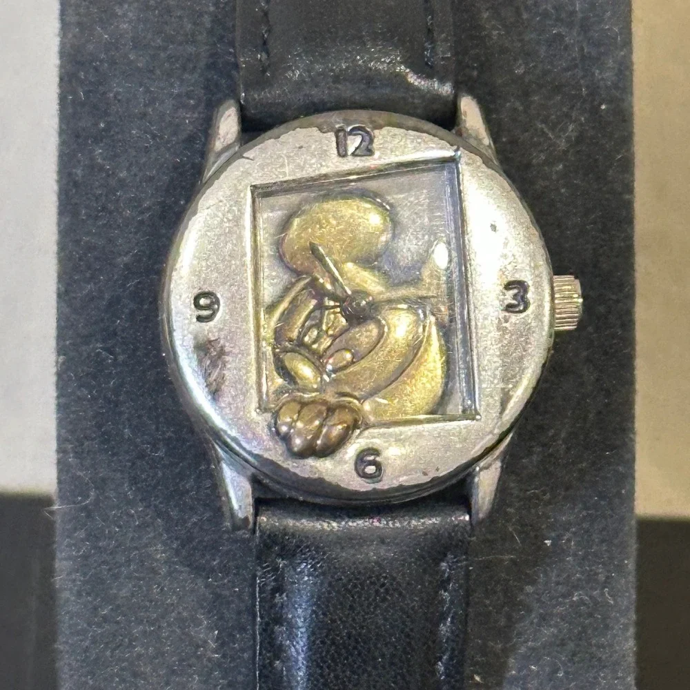 Vintage angry Mickey Mouse Watch needs batteries
